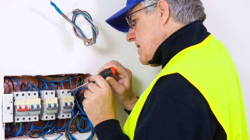חשמלאי מקצועי